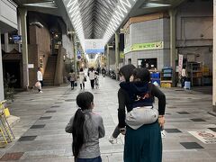 夕飯を求め、高松ライオン通商店街へ

待っているお客さんもおおくて、お店に入れず。
妹ちゃんをおんぶして歩きました。。