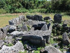 レストランのあった入り江近くのエリアから、サトウキビ畑が広がる島の中に入っていきます。最初に訪れたのはスサビミャーカ（巨石墓）。ミャーカというのは宮古諸島特有の巨石墓のことです。これは1600年ごろに建造されたと推定されています。