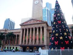 年末年始はまだクリスマス気分。ブリスベンオリンピックは、無観客の東京オリンピック開催直前の2021年7月に決まりました。世界中がコロナ禍真っ最中でライバルが躊躇する中、ブリスベンはその隙を狙った様です。

隣の一州民の感想として、ブリスベンのQLD州が招致活動をしていたのは以前から知っていましたが、派手な気運醸成広告はなく地味な感じでした。小さな都市で予算も少ないので、まさか当選することは無いと思っていましたが、そのまさかが。当初予算4000億円(東京の60%)でコンパクト五輪を掲げますが、東京も同じ事を言っていた様な。東京の教訓から学んでいるのか。。