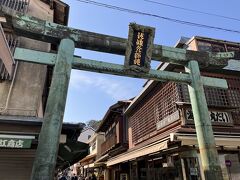 江島神社の参道に続く、青銅の鳥居。