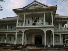 1900年代に建てられた洋館　興雲閣。

後で解ってのですが、喫茶店だけの建物ではなく、中の展示物は無料で見られたようでした。
