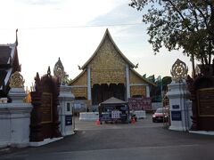 「ワット・チェディ・ルアン」に到着しました。

「チェディ・ルアン」とは、タイ語で「大きな仏塔」の意味があるそうです。
その理由は後ほど。