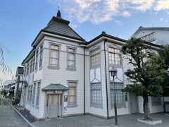 現在、観光案内所になっている倉敷館は1917(大正6)年に倉敷町役場として建てられた洋風木造建築。

倉敷市指定重要文化財です。

1階が観光案内所で、くらしき川舟流しのチケットの販売もしていました。

