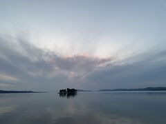 こちらも有名な宍道湖の夕日スポット。松江警察署の目の前、嫁が島を画角の中心に夕日を切り取れる場所です。
しかし、歩いてるときから分かってはいましたがこの日は雲が多くオレンジサンセットは見れず…
