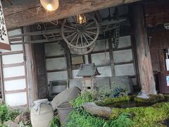 旅のはじめはお昼ご飯から。向かったのは山麓園という自分達で囲炉裏で調理するレストラン。風情があり期待が高まります。11時半過ぎに着いたのですが、もう待っている人がいました。