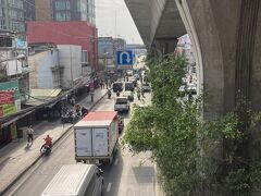 ⬜︎ 朝のスクンビット通り（プラカノンの歩道橋から南を見て）

延伸したBTSで［パークナム駅］へ行ってみます…

（ちなみに郊外エリアは料金が安くなる設定だね now）

☆ 先ずは、腹ごなしにオンヌットまで少し歩きましょう～