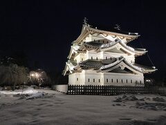 天守に到着。
雪と白壁が良く合っています。