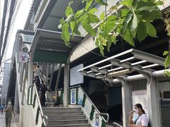 ［オンヌット駅］に到着～

目の不自由な人は、よく歌を歌います、とても沁みるね ♫