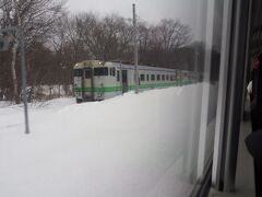 赤井川駅で列車交換。