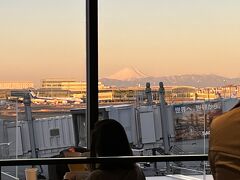 カードラウンジで、ちょっと一服。
朝焼けの富士山が、私を応援してくれているようです。
（超ポジティブwww）