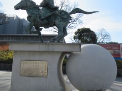 和歌山城の南西でバスを降りました。和歌山は徳川御三家の一つ紀州徳川家の地。で、八代将軍の徳川吉宗は、紀州から出たので立派な像がありました