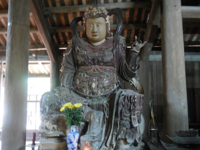 次に前堂と呼ばれる拝殿があります。<br />グエン朝第四代皇帝トゥドゥック帝がここを訪れた時、報厳塔の塔の先が筆のように見えたことから筆塔寺と呼ばれるようになったと言われています。<br /><br />