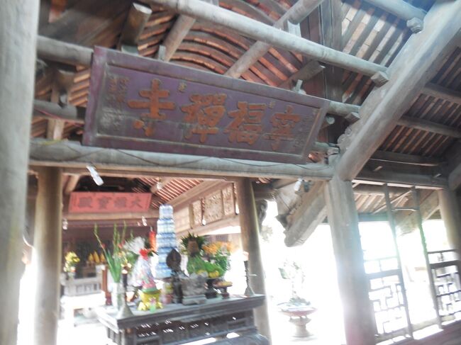 拝殿にこの寺の正式名「寧福禅寺」の扁額が掲げられ、その先に大雄宝殿（本堂）が見えます。<br />この寺院は１３世紀に創建され、１７世紀に修復・拡張されたと言われています。<br />