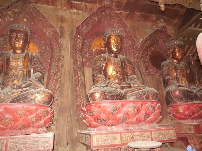 過去、現在、未来の仏像が並ぶ三世仏