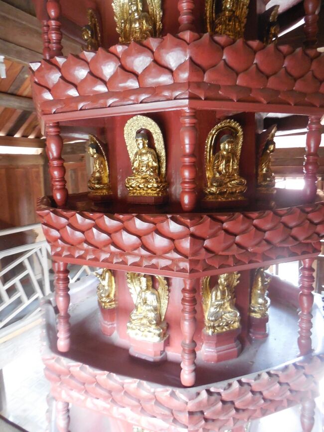 たくさんの仏像が何層にも並んで安置されています。
