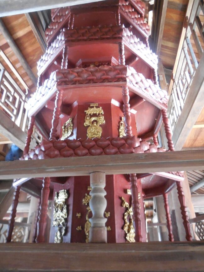 マニ車のようにこの周りを回ると願い事が叶うそうです。