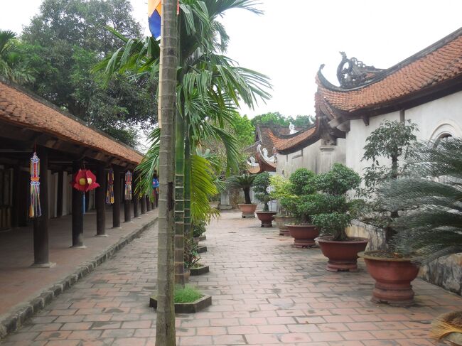 回廊との間の通路を挟んで