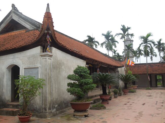 植生も南国らしい仏教寺院です。<br />この後、ハロン湾に移動します。