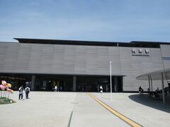 熊本空港から1時間ほどで熊本駅へ。
熊本駅へ新大阪駅から新幹線で行くほうが楽なんですが、
特典航空券利用と長時間新幹線の乗車がきついので空路にしました。
乗車時間まで駅構内にあるファミリーマートでくまモンのぬいぐるみを購入。
