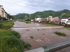 まだ少しお腹が空いていたので、夕食と観光に向かいます。ゲリラ豪雨の影響か、川が濁っていました。