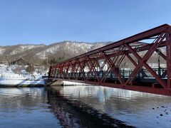 時間はまだあるので、橋を渡ってさらに散策してみます。
この橋は「山線鉄橋」と言い、元々は鉄道が走っていた鉄道橋だそうです。
知りませんでした。