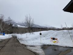 右側の雪の壁の奥にイモリ池があるようです。
奥に妙高池の平温泉スキー場が見えます。
このまま帰りました。

ここまでご覧いただきありがとうございました。