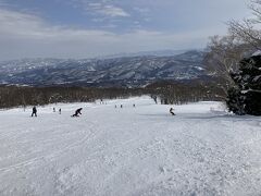 暖かいので、雪は湿りぎみ。
野沢温泉スキー場が遠くに見えます。