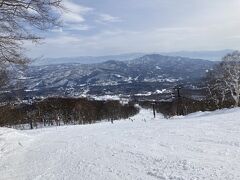 ゴンドラ山頂から少し下った辺りの景色。正面には斑尾山。
その先には北志賀竜王が見えます。
ロングコースが快適です。