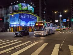 寧夏夜市近くのバス停到着！

台北では、道が渋滞でもバスはスイスイ。
なぜかというと、、、