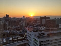 関東平野の西端の大山丹沢山地の南側の主峰、大山阿夫利神社信奉で江戸時代から人気の高い大山への日没を鑑賞。