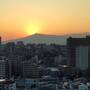 雨降山に沈む夕日を眺めて