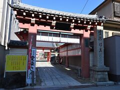 ●愛染堂勝鬘院

ここ天王寺散策の最後に、立ち並ぶ寺院の中から「愛染堂勝鬘院」を訪れてみることに。
境内への入口は大通りから少し入った路地に面しており、ちょっと見つけにくいかもしれません。