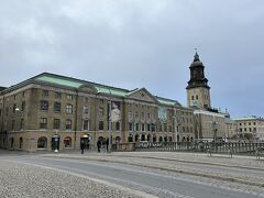 スウェーデン・ヨーテボリ『Göteborgs stadsmuseum』

『ヨーテボリ市立博物館』の写真。

1750年に建てられたスウェーデン東インド会社の建物を利用して
造られているため歴史を感じる外観となっています。
なお、『ヨーテボリ市立博物館』はスウェーデン東インド会社の
事務所として建てられた『東インド館』の中にあることから、
『東インド館』とも呼ばれています。

館内の展示物は、ヨーテボリの工芸品や中世の暮らしぶりに関する
展示物が多く、ヨーテボリの歴史を鑑賞しながら学ぶことができます。