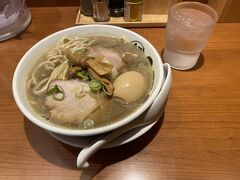 夕食は東京駅構内にあるラーメンストリートで、期間限定出店のひらこ屋で濃口味玉煮干そばをいただきました！