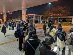 福岡空港に着くと、韓国からの飛行機も。
国際線～国内線の空港バスの案内もなく、整列もしてなく、どこに並んでいいかわからないがひどいことに。。。
こりゃいかん。
ただでさえ連節バスでややこしいのに。
日本にインバウンド呼ぶだけ呼んでおいて、不案内はいただけない。

ということで、年越し台北終了。
いろいろ記憶に残る家族旅行となりました。