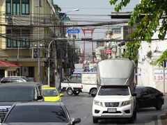 ２軒連続でけっちん喰らうと、さすがにイラッとするジジィ。

旧市街地方面に向かっているとサオチンチャーが見え、そこであるアイデアが浮かびました。