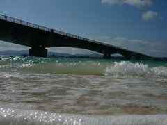 島は大型バスでは一周できなく　橋たもとの古宇利島ビーチで小休憩　
沖縄の青い空　青い海を感じます
ただ風が強かった