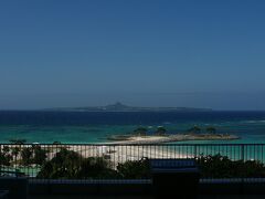 美ら海水族館からは　沖の　何かのダンジョンのような形の伊江島がくっきりと見えます