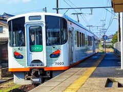 そもそも、線路を敷くときに迂回することができず、神社の参道を横切らないとならなかったため、鉄道会社が神社側にお願いされた結果、鳥居と本殿の間に線路が走ることになったそうです。
高浜駅も無人駅で、粟津稲生以外の観光場場所もないので、途中下車する人は少ないです。
11:20発の松江しんじ湖温泉行行きに再び乗車です。