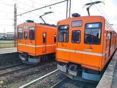 途中の川跡駅では下車せず、津ノ森駅まで乗車します。
川跡駅では、3方向の列車がホームに停車し、おのおの乗り換えを行います。