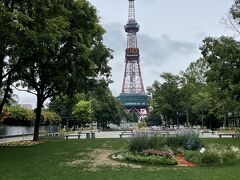 続いては、さっぽろテレビ塔がある大通公園へ。
道路の真ん中に公園があるのか!?