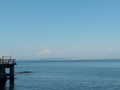 2/17（金）、都内の自宅を9時頃出発し、ガソリン入れたりなんだかんだで2時間近くかかって江の島に11時頃到着。うっすらと富士山が見えている。