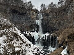 リッツ・カールトン日光から華厳の滝までは、徒歩５分。冬景色の華厳の滝もとても幻想的でした…！
