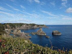 海金剛です。ピラミッド型の岩が並ぶ奇景です。
正面の岬の上に立つのが樫野埼灯台。