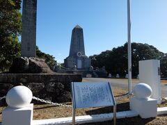 灯台へ向かう途中にある目立つ記念碑こそがエルトゥールル号殉難将士慰霊碑。