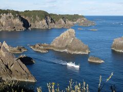 この時間だと順光で映えますね。ちょうど船が通りました。