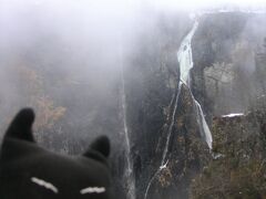 しばらく走ってヴォーリングの滝(Vøringfossen)を向かい側から。180mぐらいの落差があるらしい。
「水の音がすごいよ」
崖の上から見ておりまして、この足元の岩が雪解け水で滑りそうでコワイんですよ～～。写真撮ったら、とっとと退散！