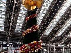 大阪駅の待ち合わせスポット、時空の広場♪
時計台自体が、クリスマスツリーの衣装を着ているのね。
待ち合わせスポットが華やかで良いわー。