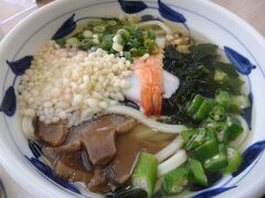 香川なので、うどんを頂きます。具沢山で優しい味。コシが強すぎず食べやすかった。