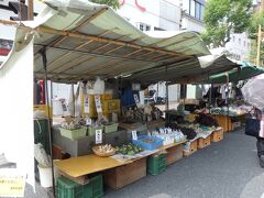 宿から徒歩で日曜市へ向かいます。１㎞くらい？の長い市場が続く。野菜、果物のほか、ドライフルーツや木工作品等お土産にも探しにも良い。すももが安いうえにとっても美味しかった。